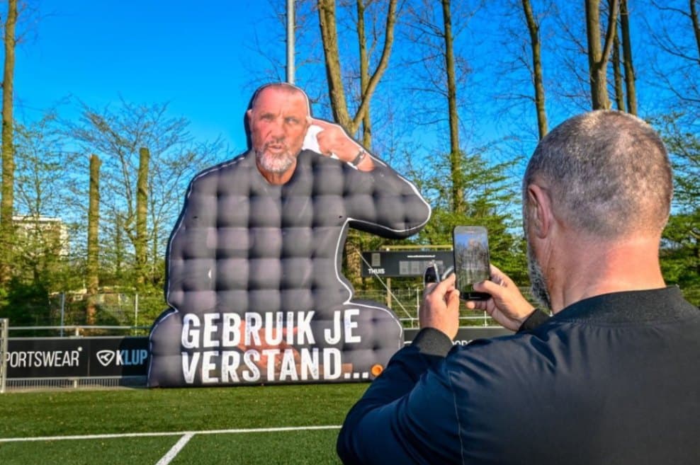 Het bestuur van Neptunus-Schiebroek en John De Wolf hebben donderdag 3 april de borden van de campagne ‘Gebruik je verstand’ officieel onthuld. image