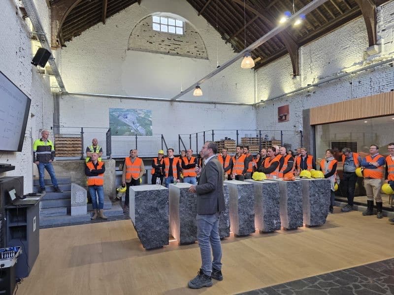 STEENVAK was gistermiddag met een groep Nederlandse natuursteenbedrijven te gast bij Carrières du Hainaut. image